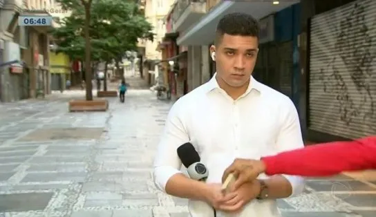 Repórter sofre tentativa de roubo e segura firme o celular; cena foi registrada em vídeo