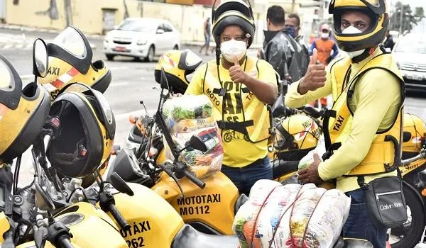 Mototaxistas regulamentados de Salvador recebem cestas básicas nesta semana