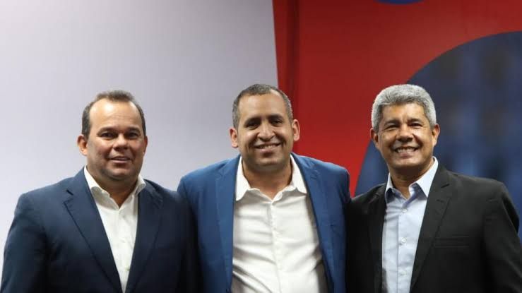 Tum ao lado governador da Bahia, Jerônimo Rodrigues, e do vice Geraldo Junior