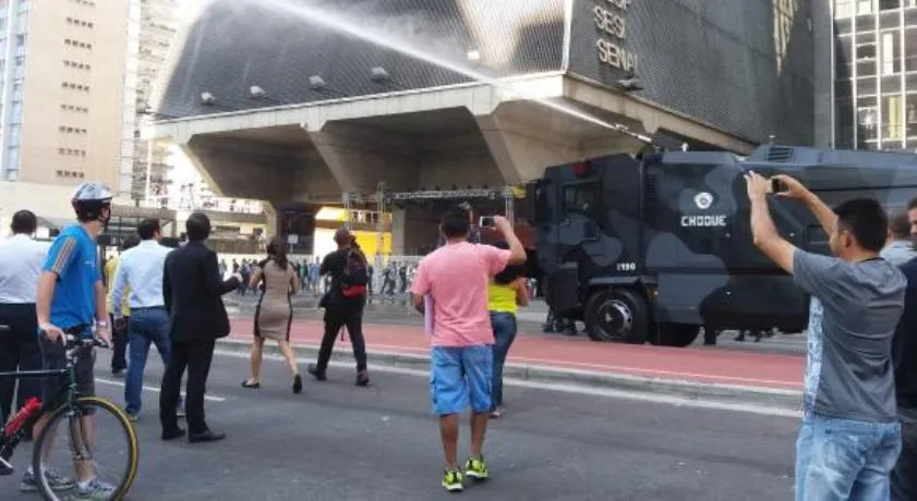 Com jatos d’água, PM desocupa Avenida Paulista e trânsito volta ao normal