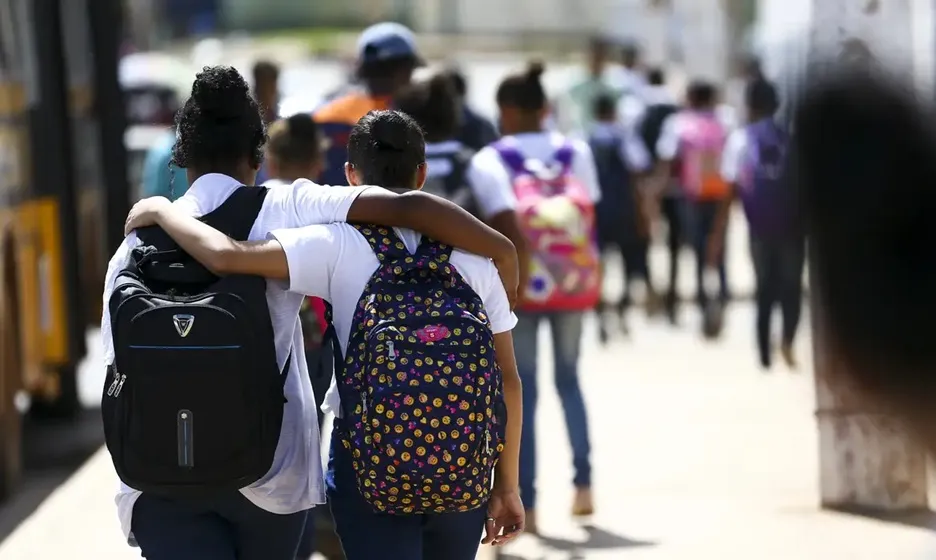 Escolas podem ter que notificar casos de automutilação e suicídio