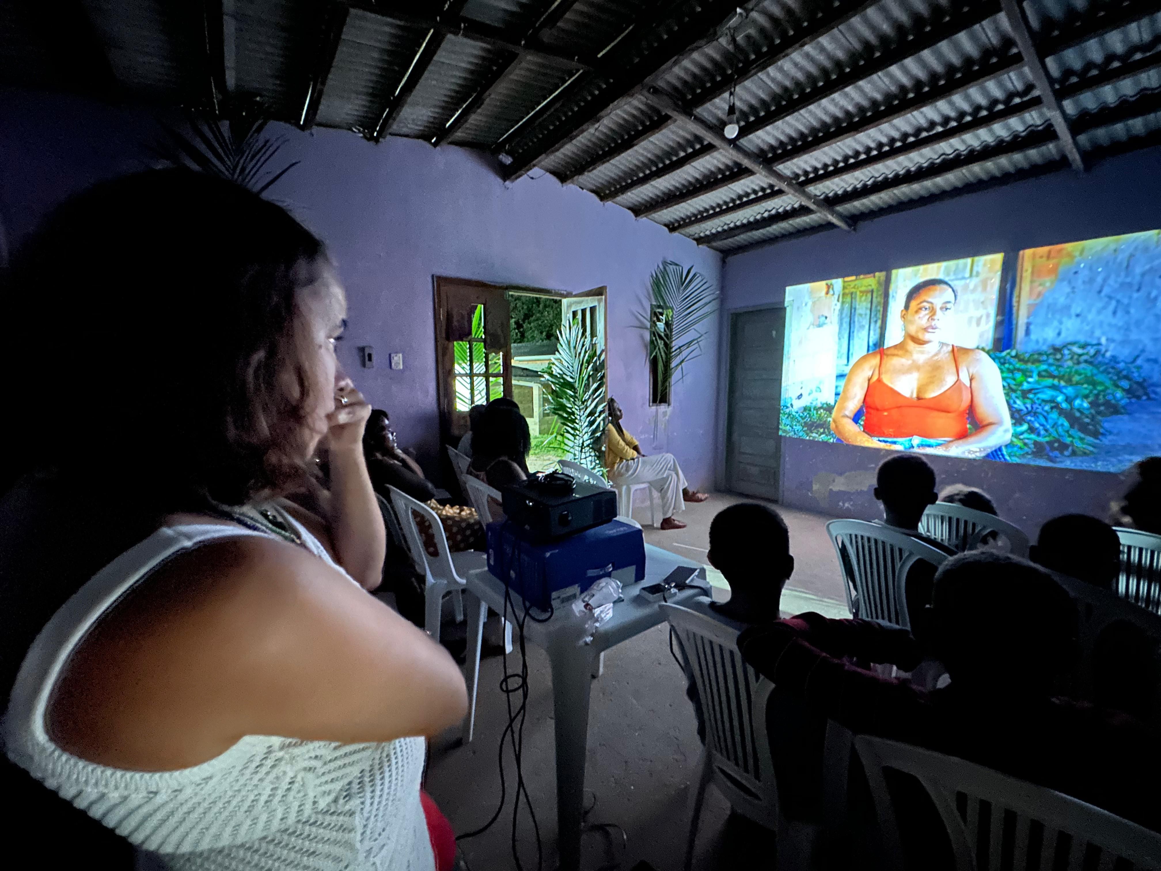 O documentário foi exibido pela primeira vez no dia 31 de maio, na Associação dos Moradores do Oiteiro. | Foto: Emerson Kilendo/Divulgação