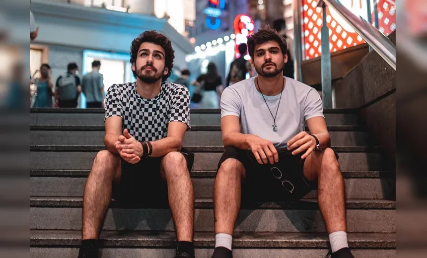 Dupla brasileira Cat Dealers é atração principal de festa em Lauro de Freitas