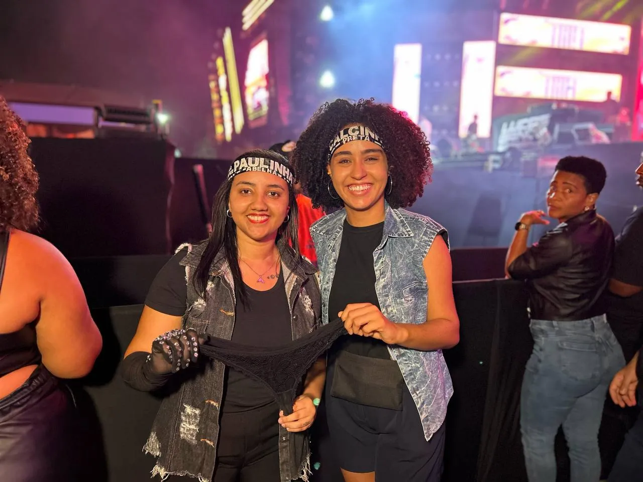 'Se ela gosta, eu gosto’: casal fã de Calcinha Preta celebra o amor no Galinho