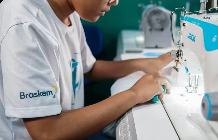 Projeto em Salvador oferece curso gratuito de costura industrial para moradores da Península de Itapagipe