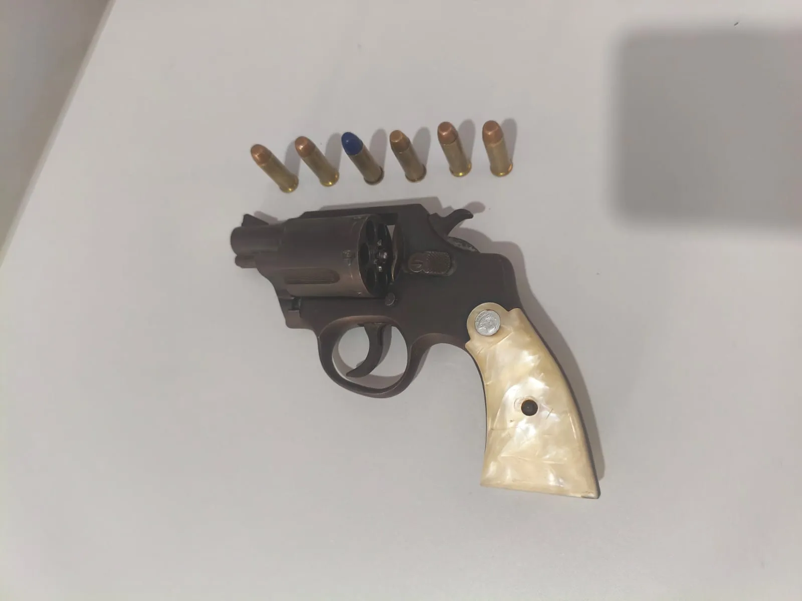 Adolescente é apreendido com uma arma dentro de escola em Castro Alves