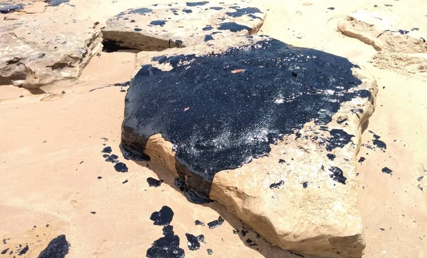Fragmentos de óleo chegaram à praia da região Sudeste, diz Marinha