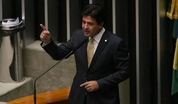 Secretários de saúde estaduais batem boca com ministro durante conferência sobre coronavírus