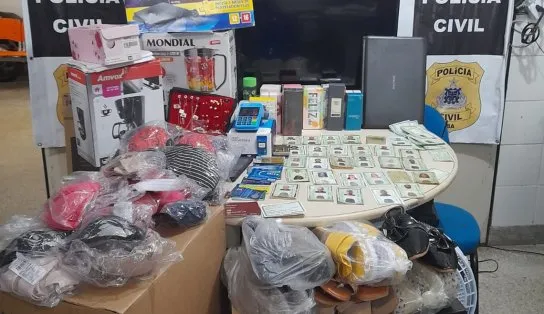 Dezenas de documentos falsificados são apreendidos dentro de uma casa em Salvador