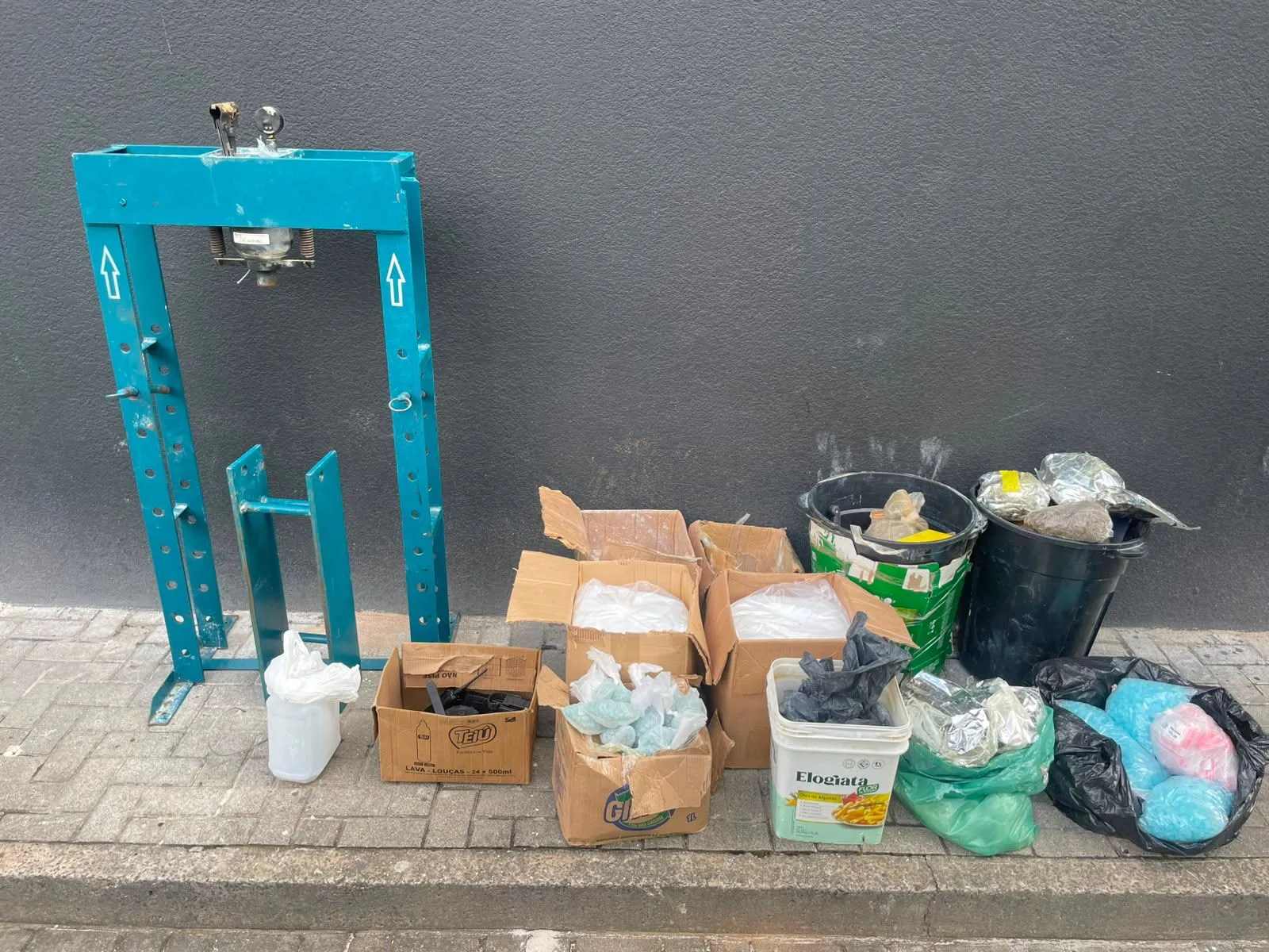 Operação encontra laboratório de drogas no bairro Arenoso em Salvador