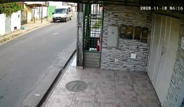 Câmera flagra acidente que matou estudante de enfermagem e deixou jovem ferida; motorista fugiu sem prestar socorro