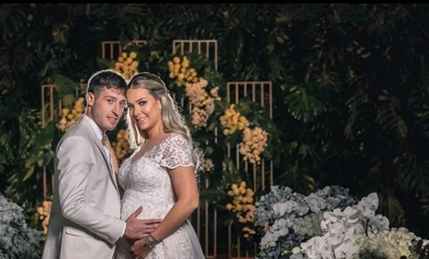 "Que Deus cuide do amor de vocês", diz Neymar ao compartilhar foto do casamento da ex Carol Dantas