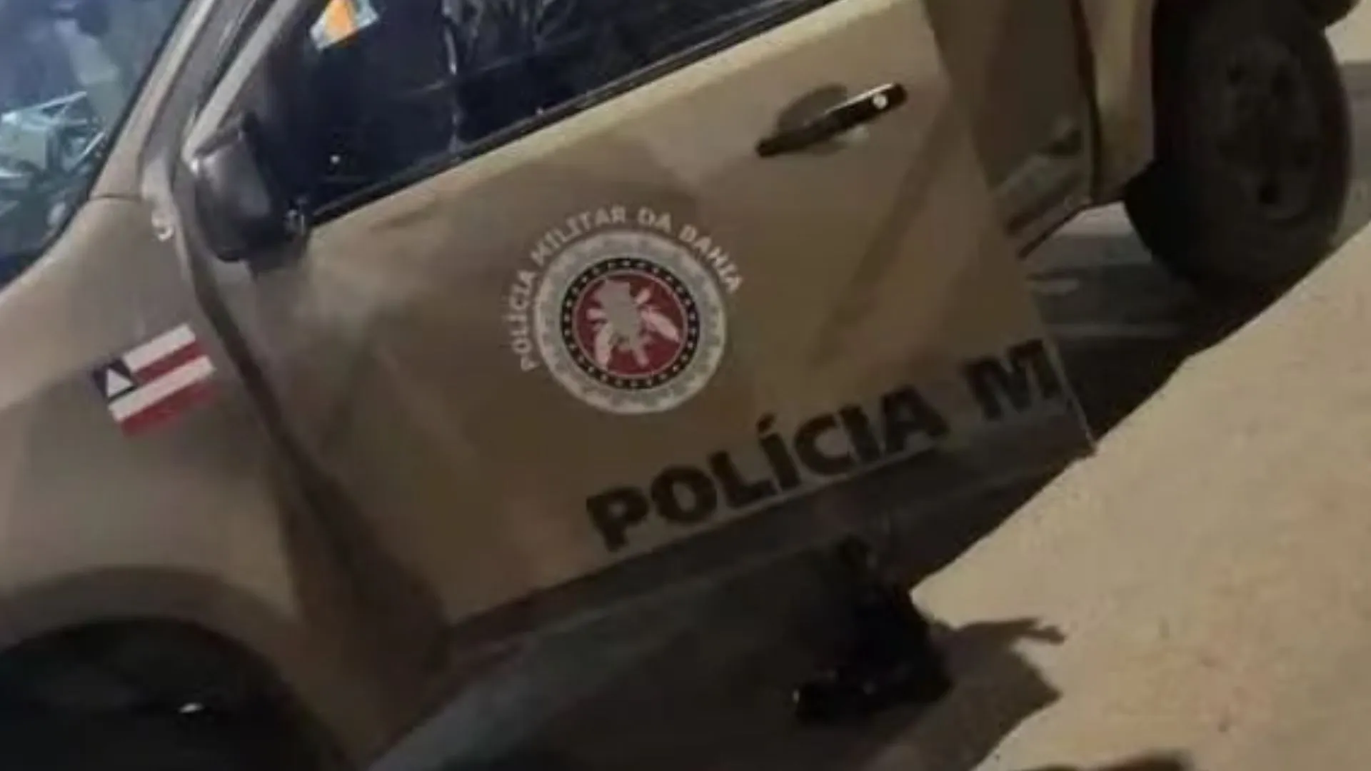 Viatura da PM é atingida por tiros durante confronto em Salvador