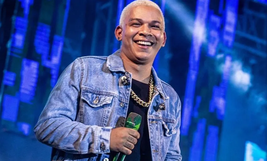 Susto! Cantor Aldair Playboy dá ?mortal? no palco e cai em cima do público; veja vídeo