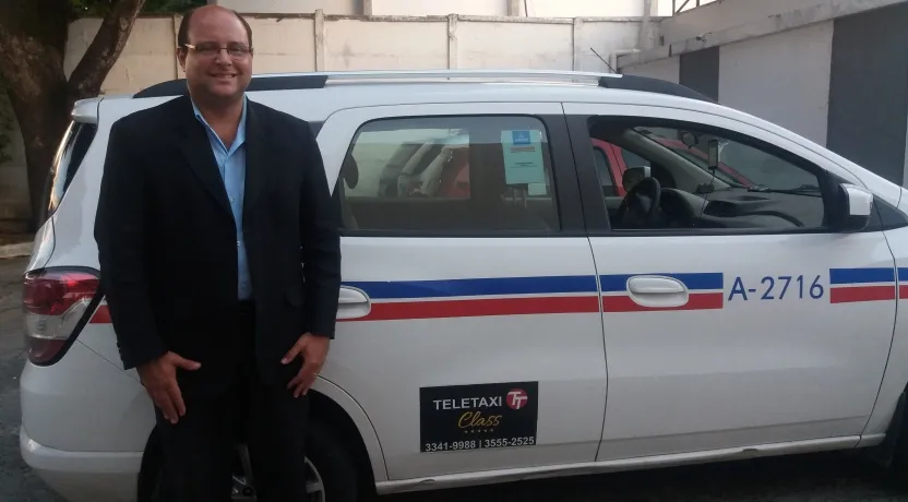 O TAXÍMETRO CONTRA-ATACA: Com implantação do serviço Uber, táxis apostam em ‘atendimento A’ para não perder clientela
