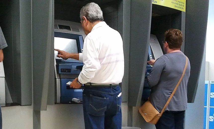 INSS começa a pagar primeira parcela do 13º salário para aposentados e pensionistas nesta segunda-feira