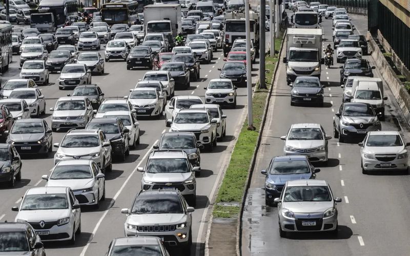 Antes de sair de casa, confira aplicativos de navegação em tempo real para evitar bloqueios e escolher rotas mais rápidas no trânsito de Salvador/Foto: Reprodução