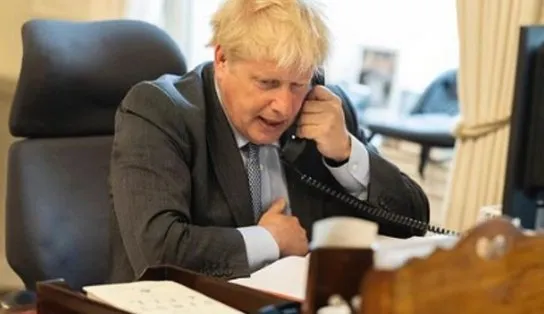 Sob crise política, Boris Johnson anuncia renúncia ao cargo de premier britânico 