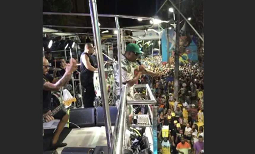 Com muito pagode, Psirico arrasta foliões com “pipoca” no Campo Grande; assista