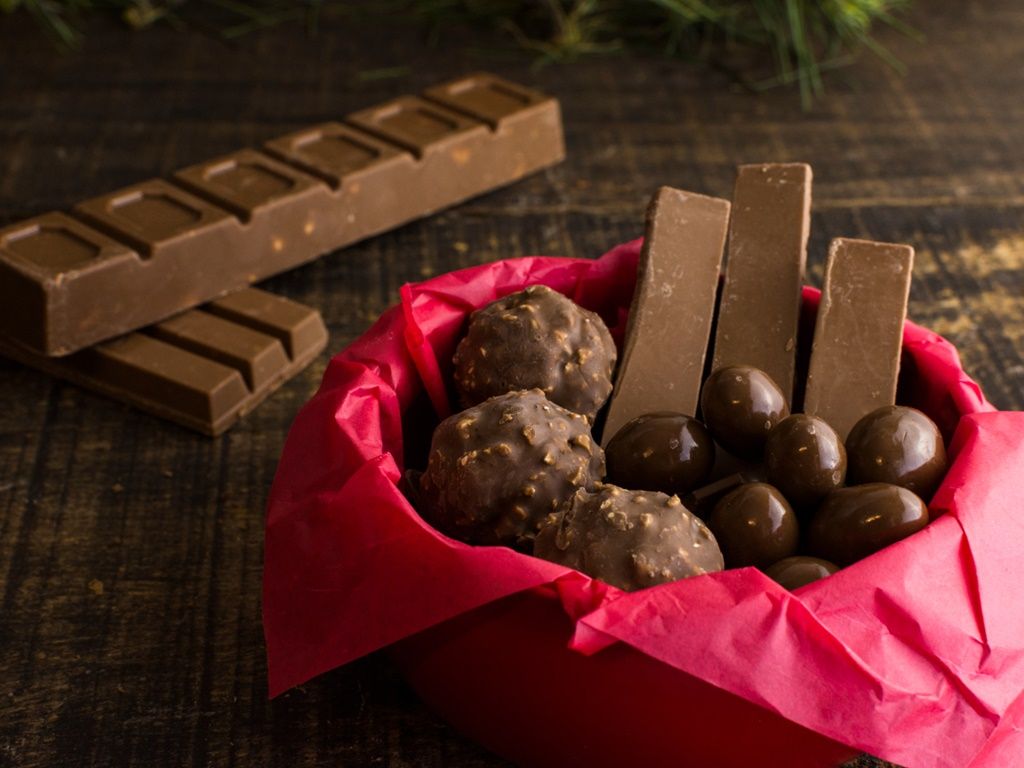Alimentos como bacalhau, chocolate e embutidos podem trazer riscos para pessoas com problemas renais. Foto: Ilustrativa/Freepik