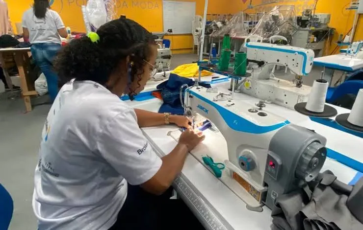 Gratuito: inscrições abertas para curso de costura industrial e confecção de roupas em Salvador