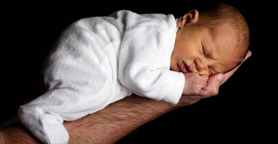 Sargento bombeira orienta mãe e salva vida de bebê de 2 meses que estava engasgada