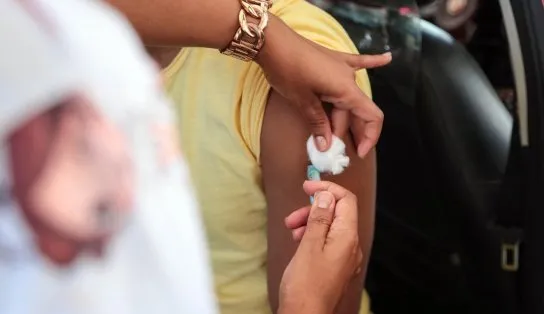 Pessoas com 35 anos ou mais começam a receber 4ª dose da vacina contra Covid nesta terça-feira; saiba mais