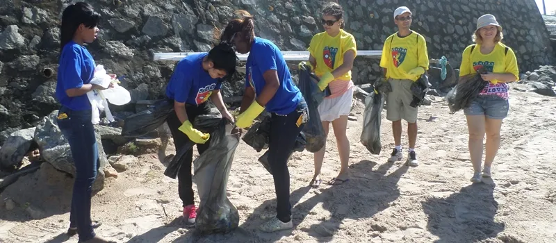 PRAIA LIMPA: Voluntários fazem limpeza da praia do Porto da Barra neste domingo