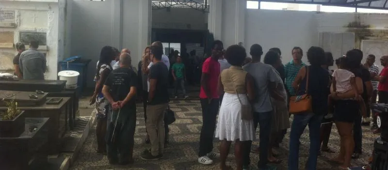 Corpo de jovem agredido no Rio Vermelho é enterrado cercado por comoção; Movimentos sociais agendam protesto anti homofobia