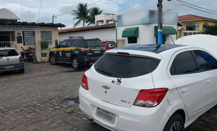 RECEPTAÇÃO: Veículo roubado em Salvador é recuperado pela PRF em Governador Mangabeira