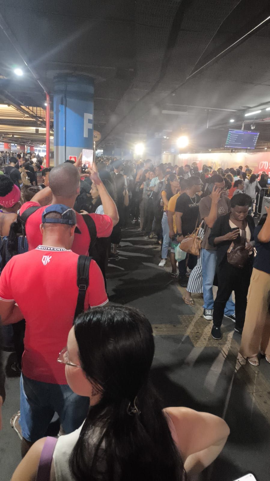 Atraso na sa&iacute;da dos &ocirc;nibus na Esta&ccedil;&atilde;o da Lapa. Foto: Leitor Aratu On