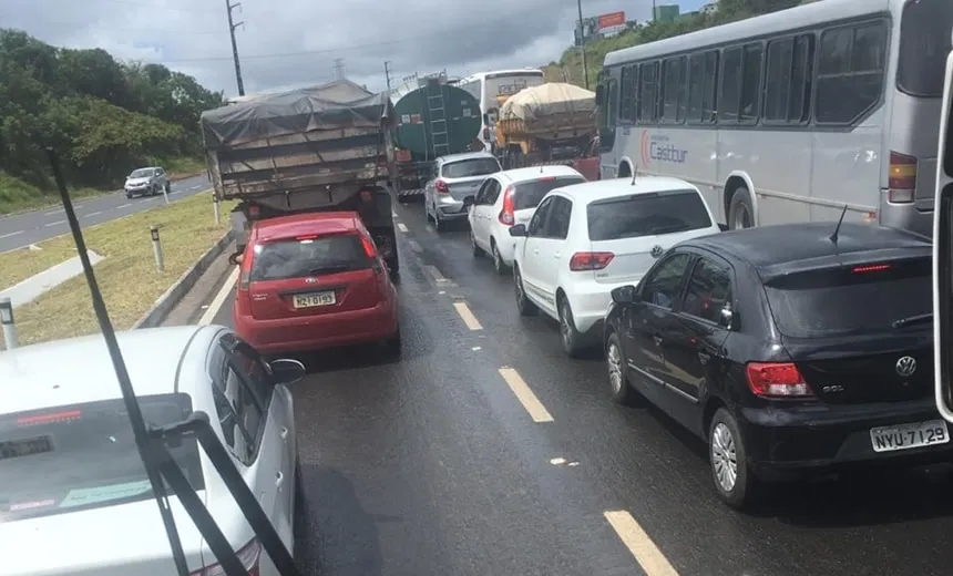 Urgente! Acidente entre dois carros deixa feridos na Cia-Aeroporto; trânsito é bloqueado