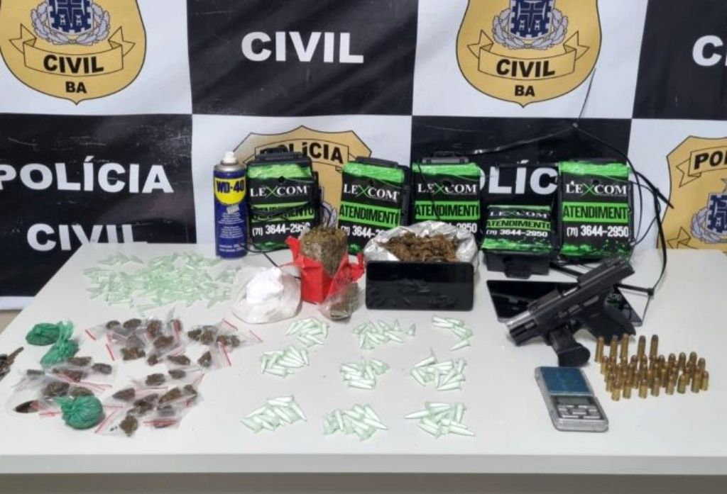 Drogas e outros itens foram localizados durante a ação em Mata de São João. Foto: Ascom/PC-BA