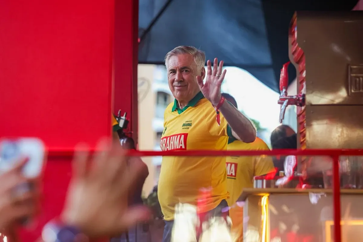 Ancelotti curte Carnaval de Salvador e ouve apelo por Neymar no trio