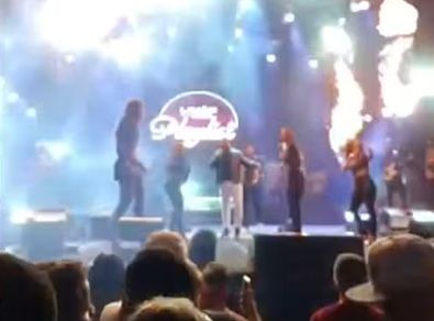 Fogo Atinge Cabelo De Backing Vocal Da Banda Limão Com Mel Durante Show Em Pernambuco