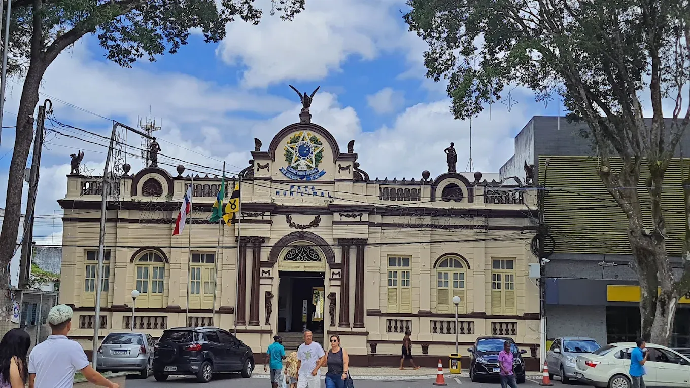 Alunos ficam feridos após piso ceder em prédio da prefeitura no Recôncavo