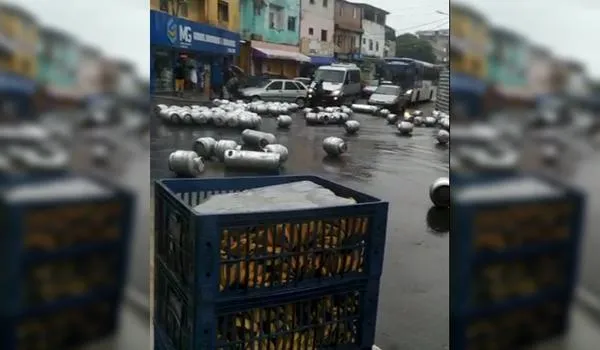 Botijões de gás despencam de caminhão em Narandiba; assista