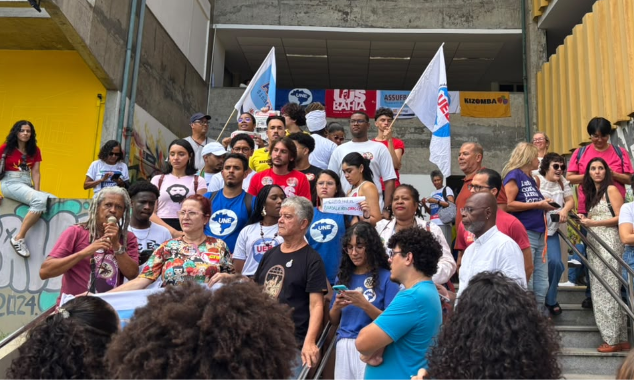 Estudantes e servidores protestam contra deputado ap&oacute;s confus&atilde;o na Ufba.Foto: Leitor Aratu On