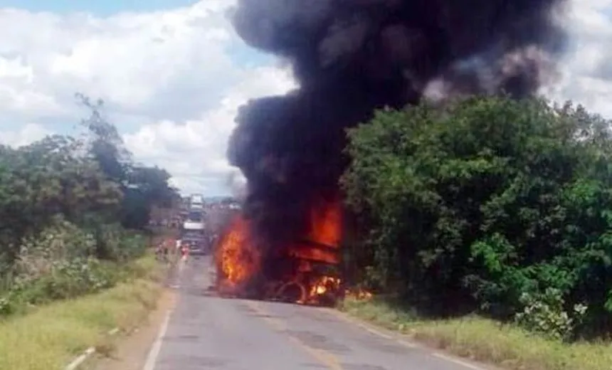 Sete pessoas morrem carbonizadas após ônibus que seguia de SP para a Bahia bater e pegar fogo