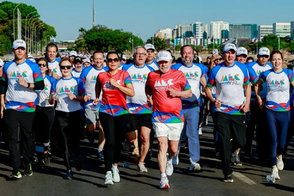 Lula participa de corrida em comemoração ao aniversário do MEC em Brasília
