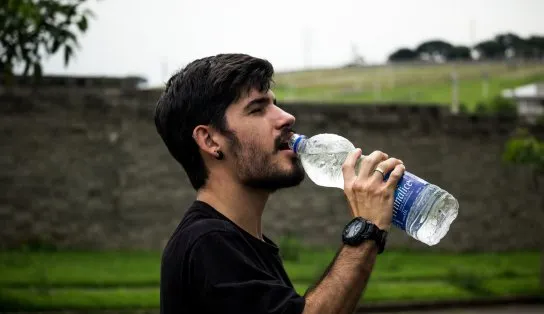 Altas temperaturas do verão favorecem surgimento de pedras nos rins; saiba como se prevenir