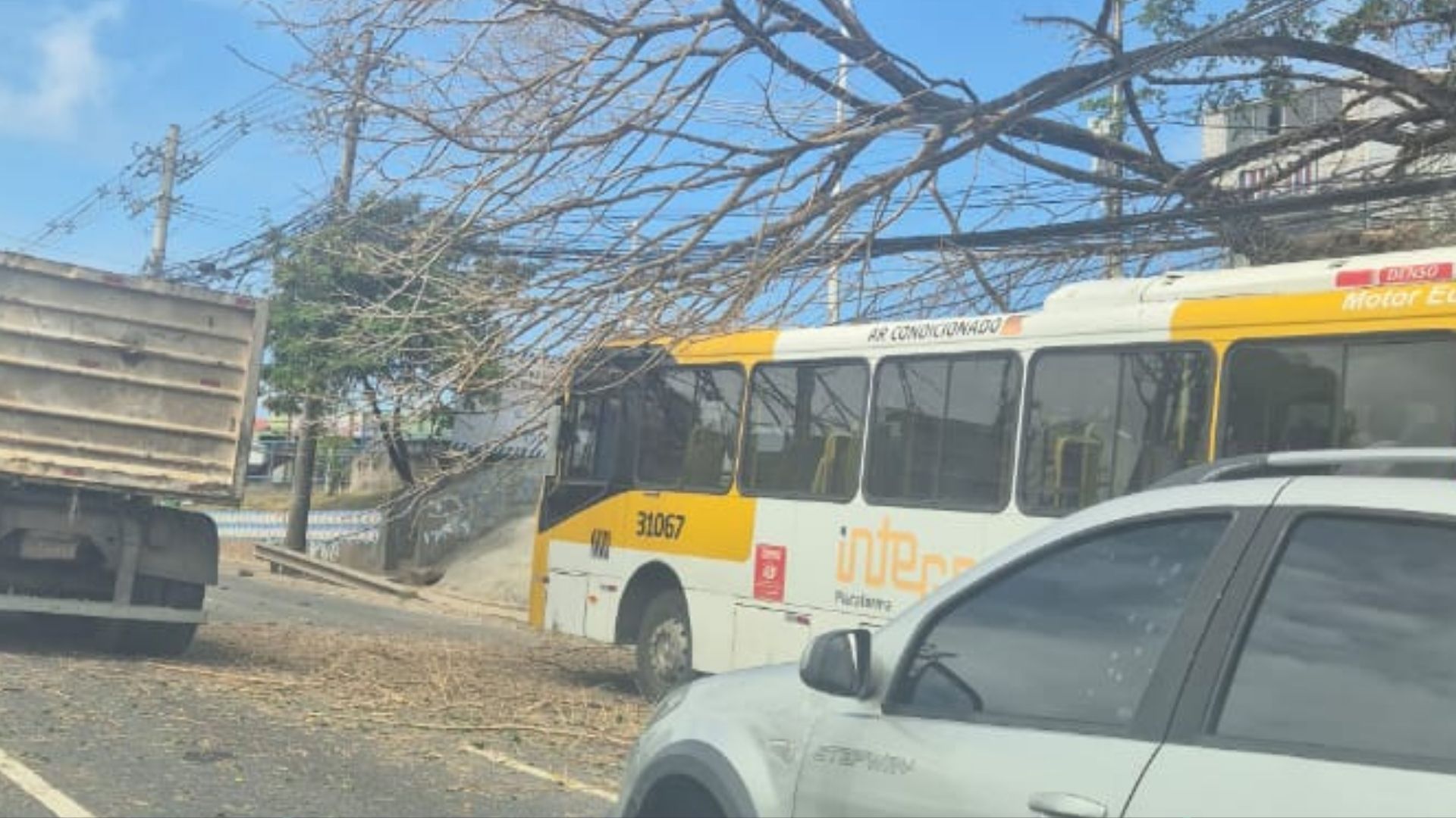 Acidente com &ocirc;nibus trava a paralela; Foto: Reprodu&ccedil;&atilde;o