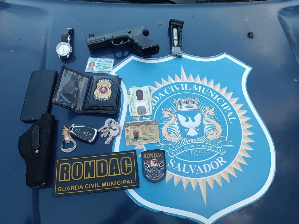 O homem foi detido com um documento falso e um simulacro de arma. Foto: Divulgação/GCM
