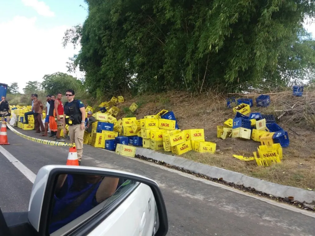 ‘FIM DE SEMANA GARANTIDO’: Caminhão de cerveja tomba na BR-324 e população saqueia carga