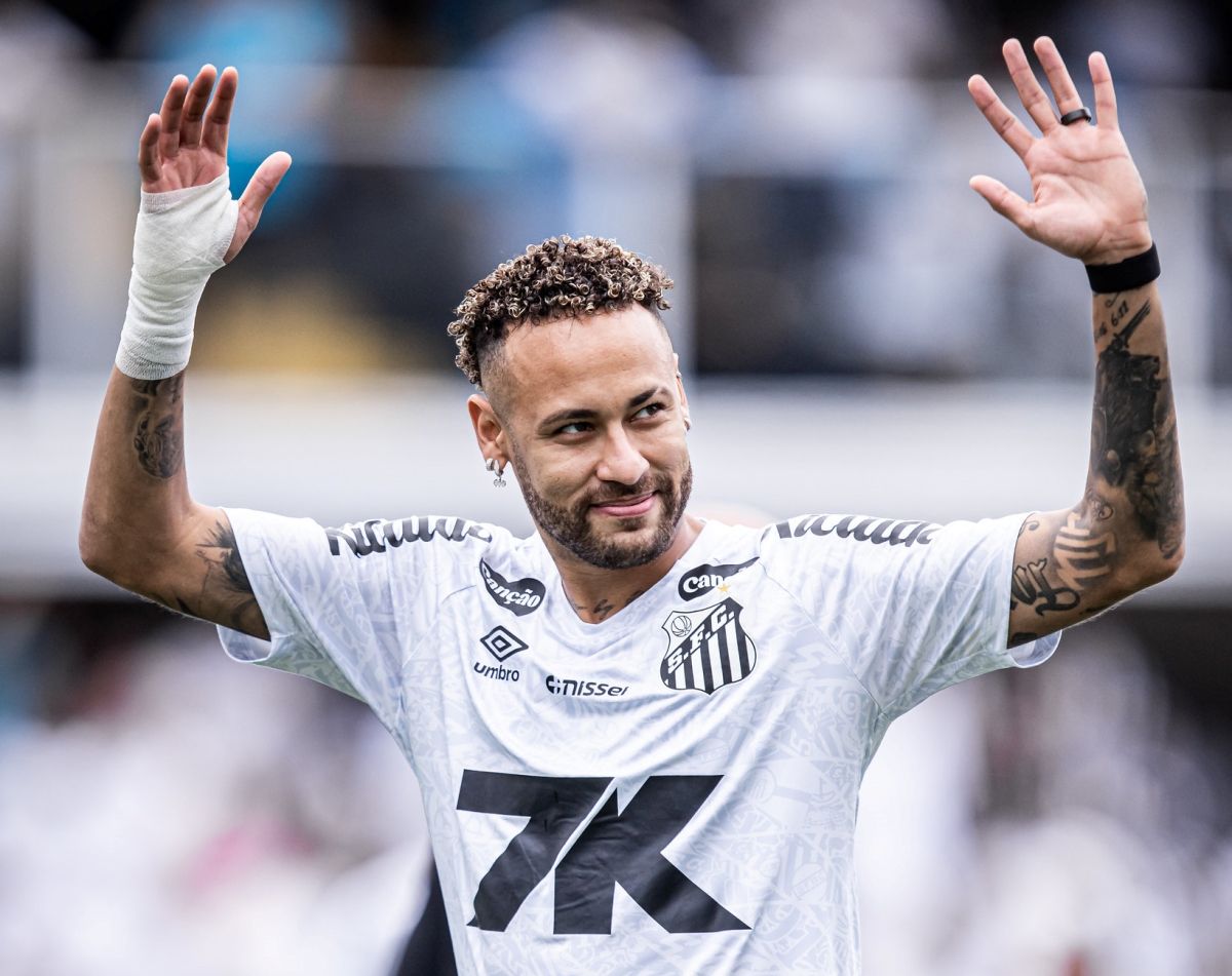 Após salvar o Santos do rebaixamento na Série A, o atacante Neymar vai operar o joelho por causa de uma lesão no menisco. Foto: Raul Baretta/Santos