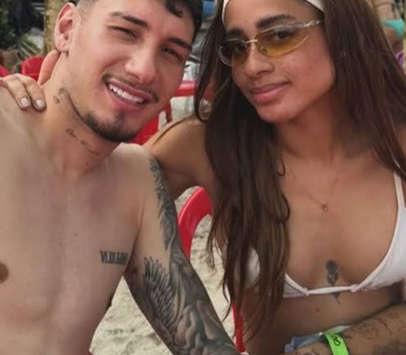 MC Loma e Ronald Belé aproveitam a paisagem paradisíaca de Fernando de Noronha enquanto oficializam o romance/Foto: Redes Sociais