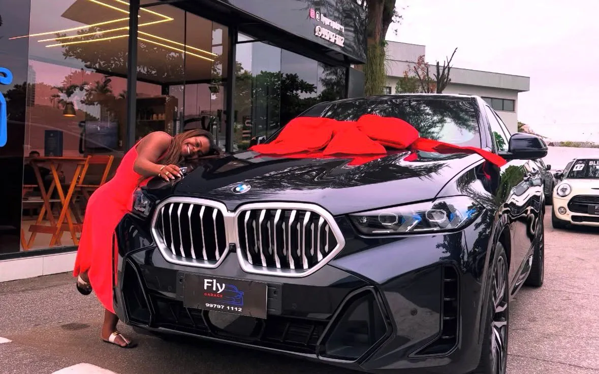 Jojo Todynho compra BMW de R$ 1,3 milhão e comemora: 'Consagro ao Senhor'