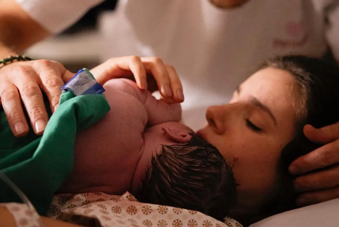 Nasce Clara, filha de Camila Queiroz e Klebber Toledo: 'Amor sem explicação'