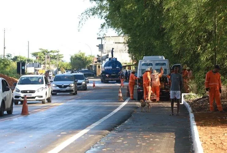 Governador entrega obra emergencial na Estrada do Derba e libera tráfego na região
