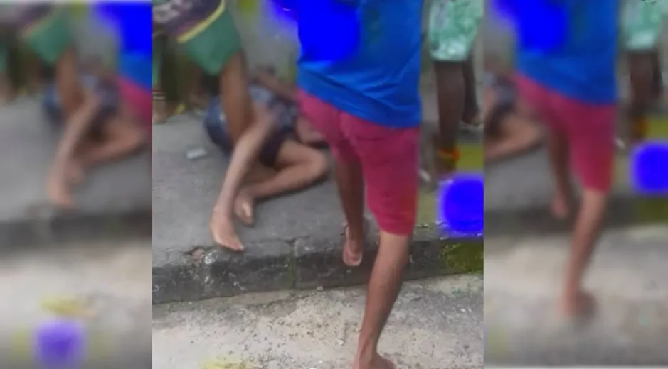 Jovem é retirado de casa  por 12 homens e espancado com pauladas e facadas; veja o vídeo